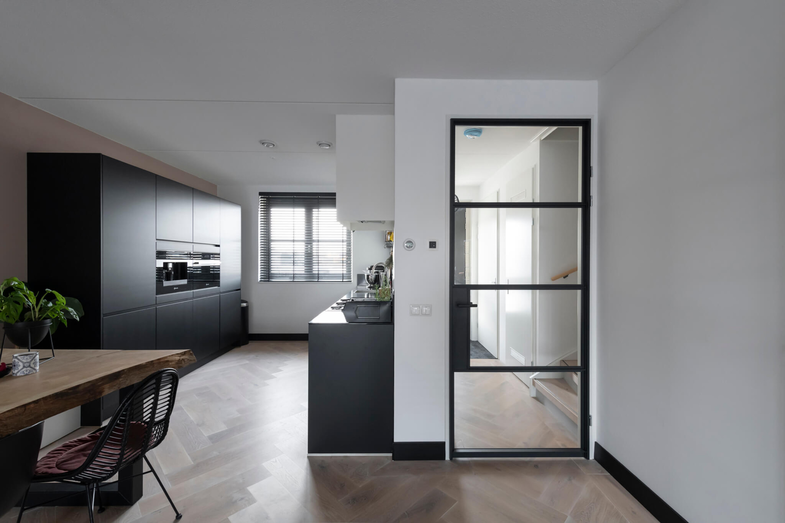 zwart stalen deur met glas gewoon gers