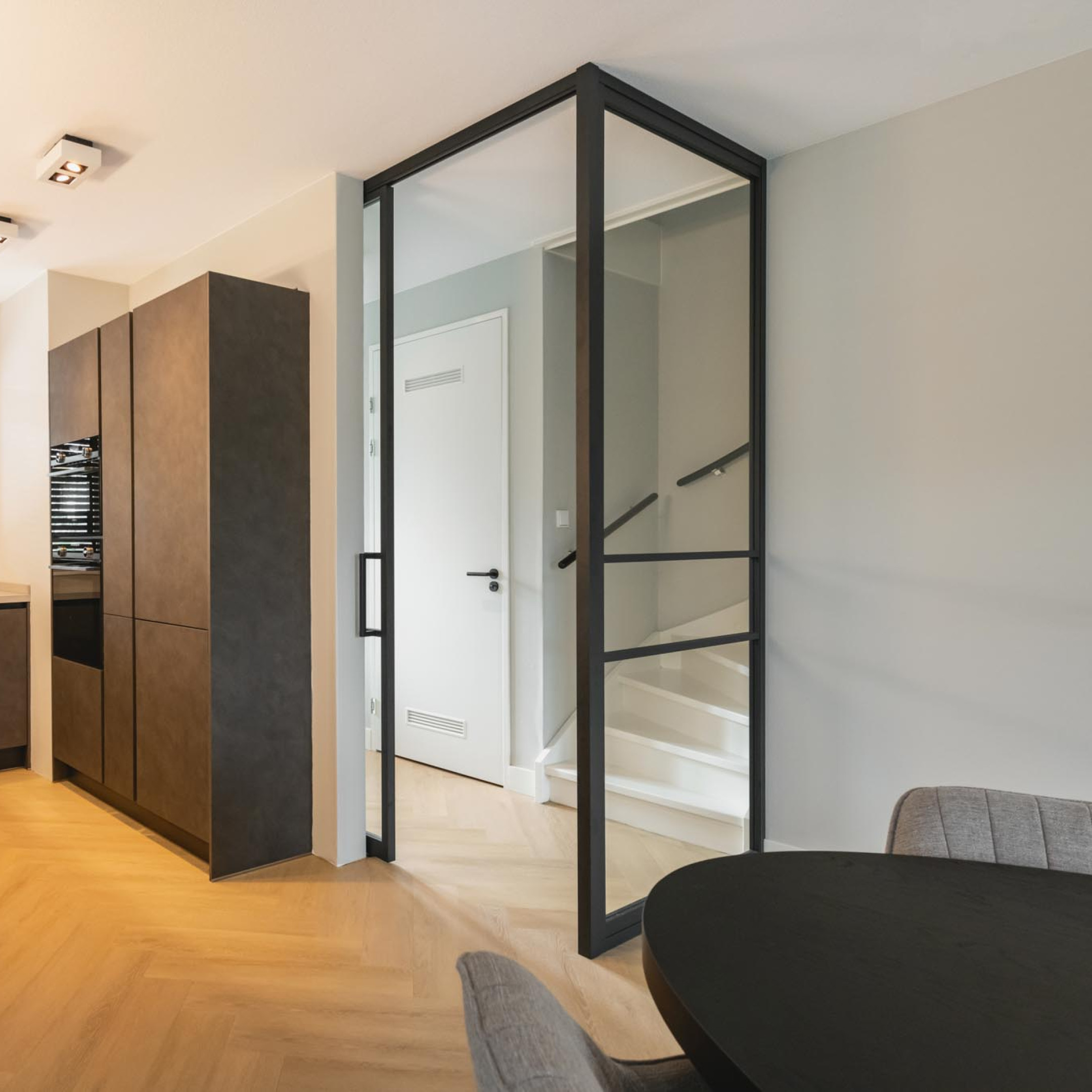 schuifdeur hal woonkamer glaswand interieur inspiratie gang inrichten