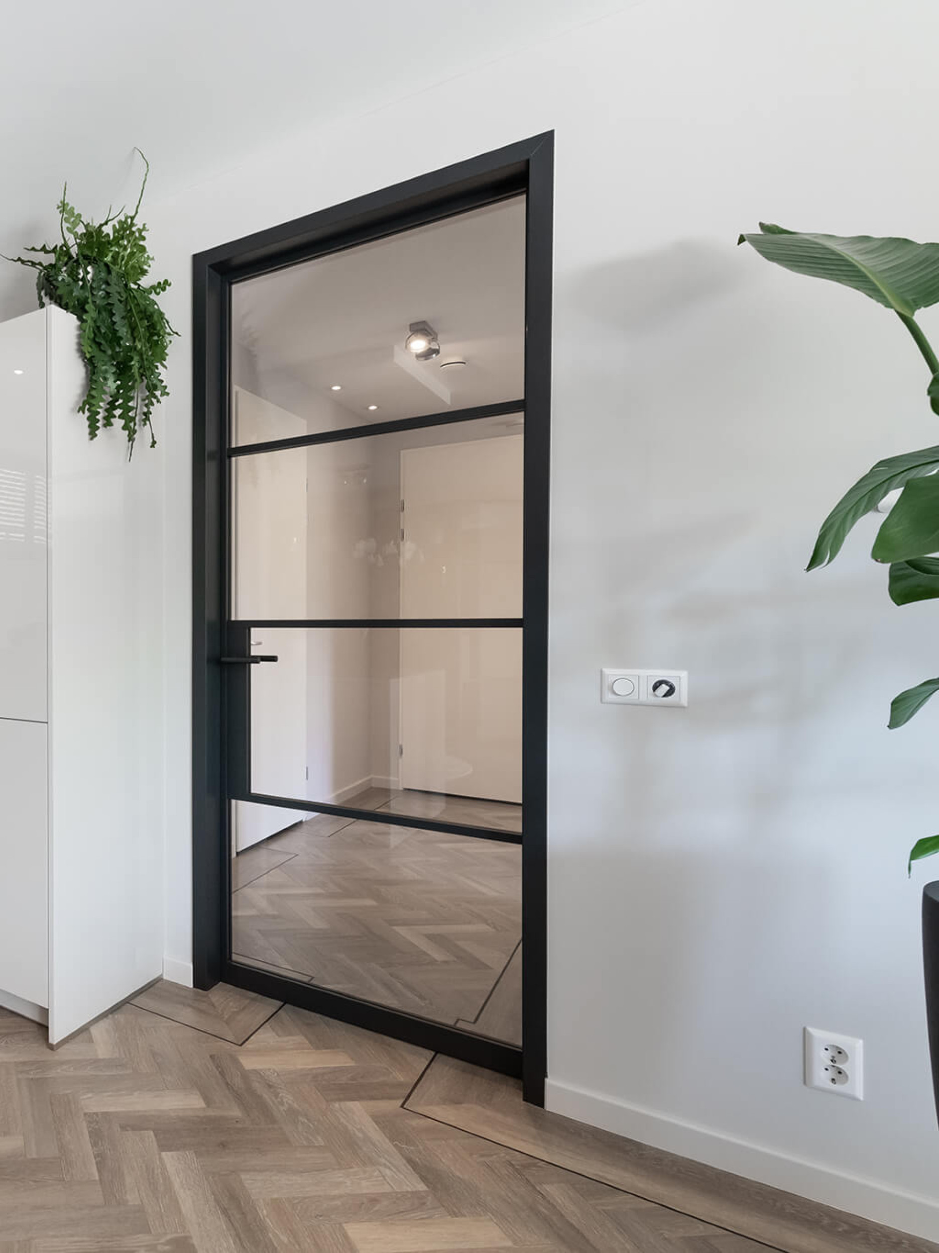 glazen deur in zwart kozijn gewoongers