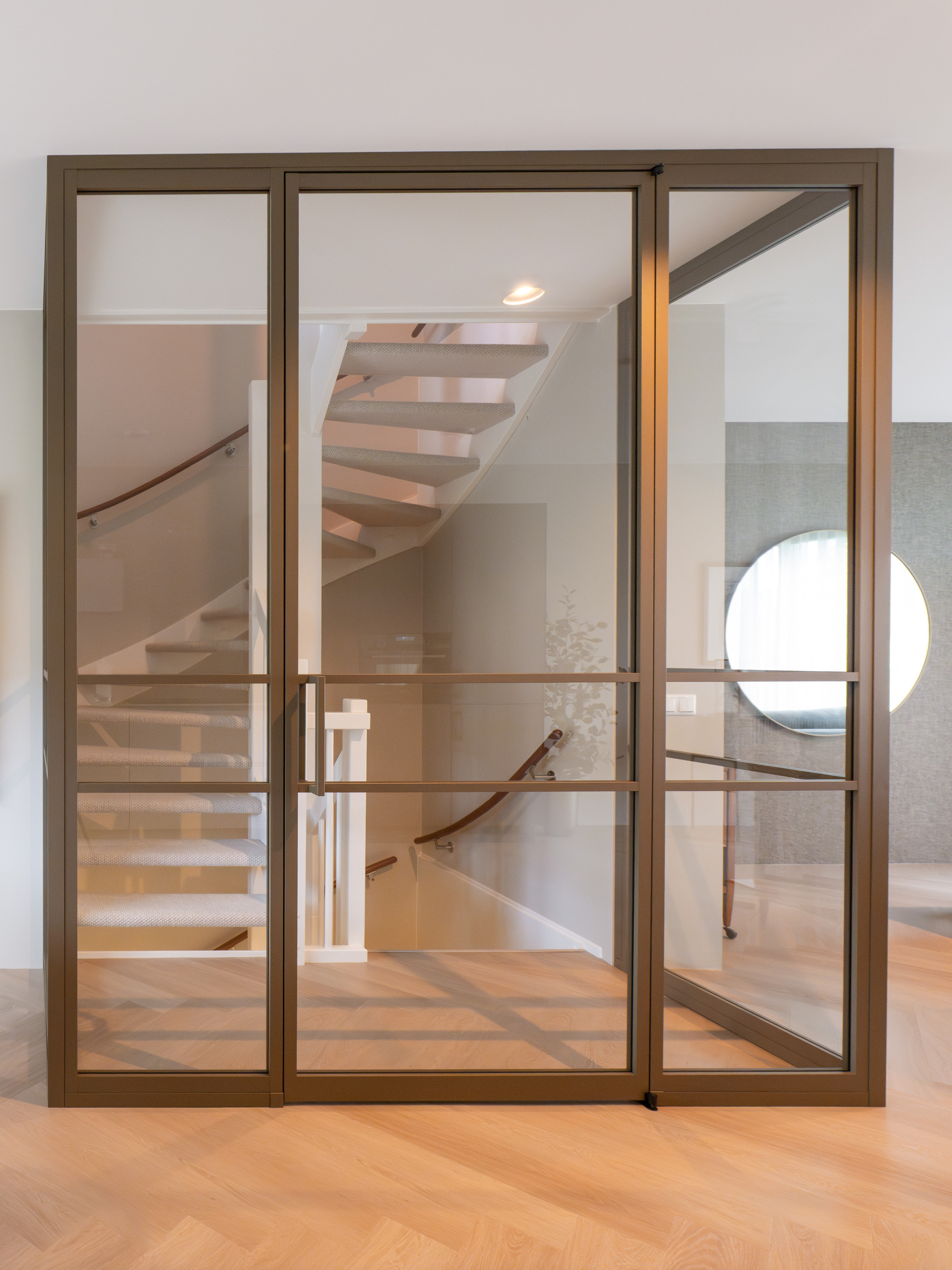 Bronzen stalen deur trap afsluiten met glazen deuren Gewoon Gers