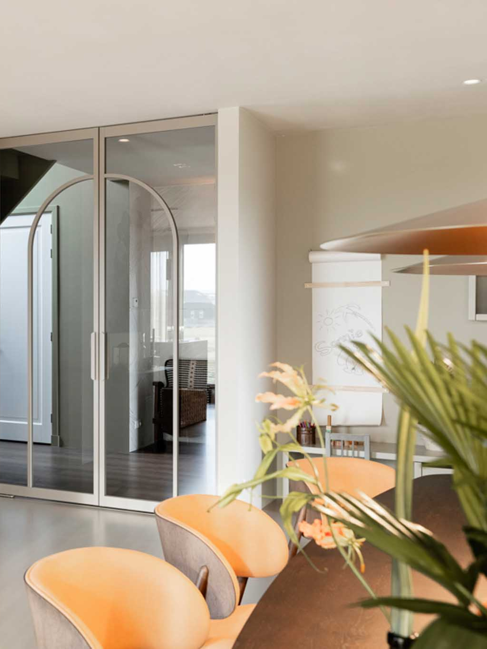 boog deuren vtwonen taatsdeur binnenkijken interieur met ronde deur Gewoon Gers