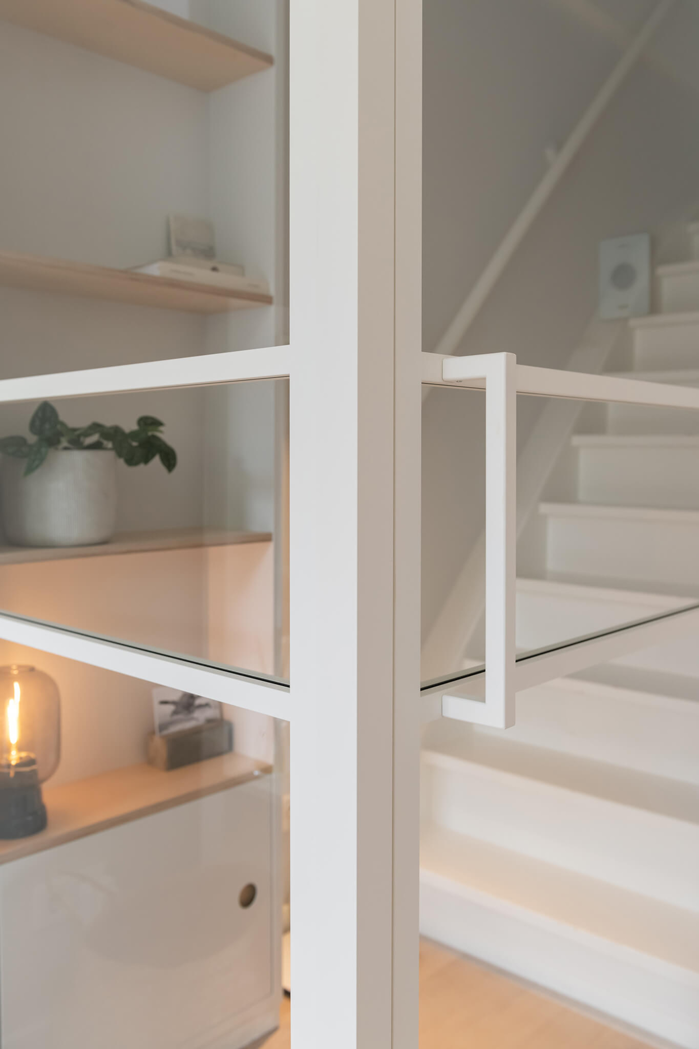 Binnenkijken: witte hoekwand met aluminium taatsdeur en glas - GewoonGers
