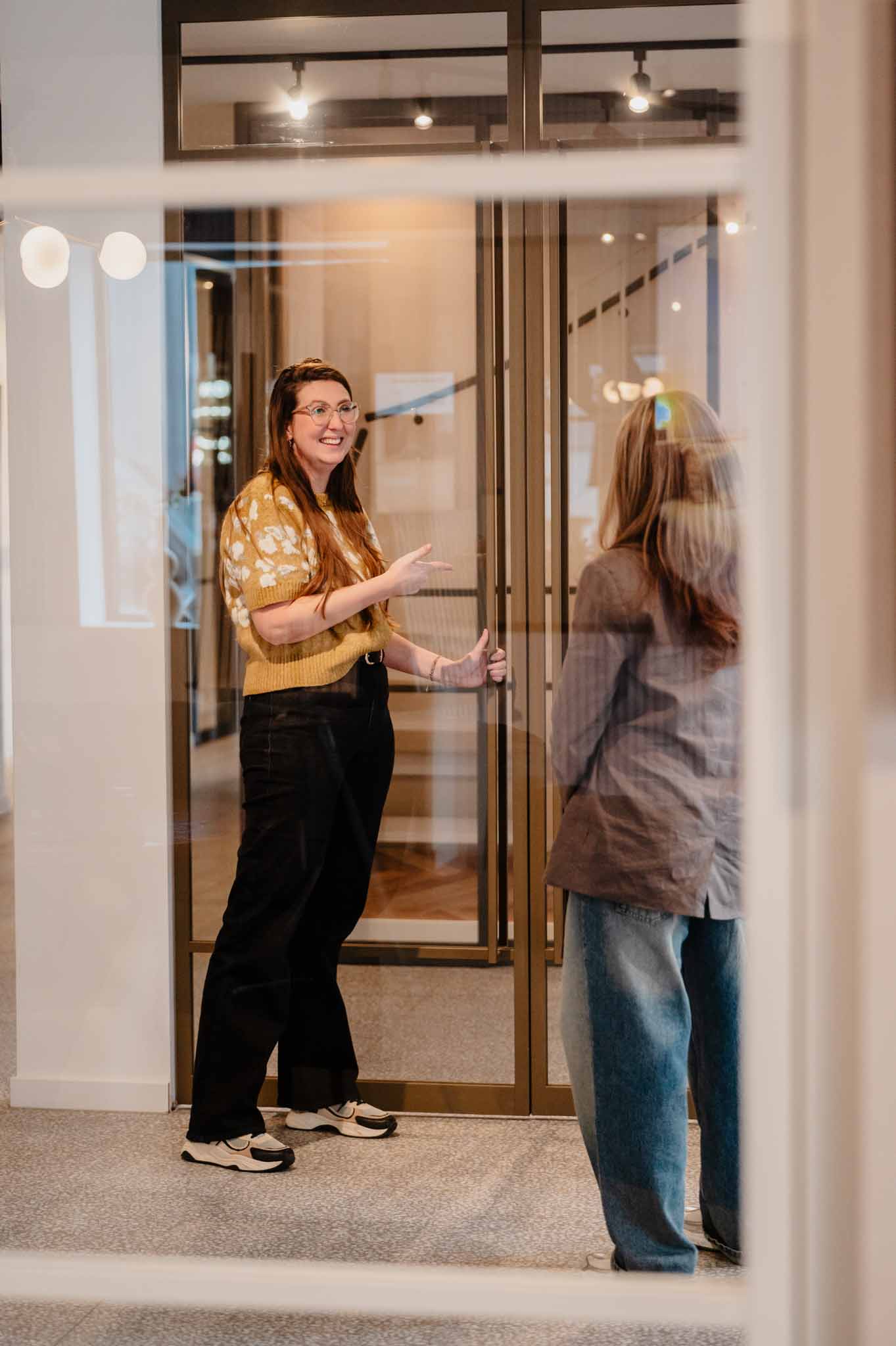 Hulp bij uitkiezen van nieuwe stalen binnendeur in de showroom van GewoonGers