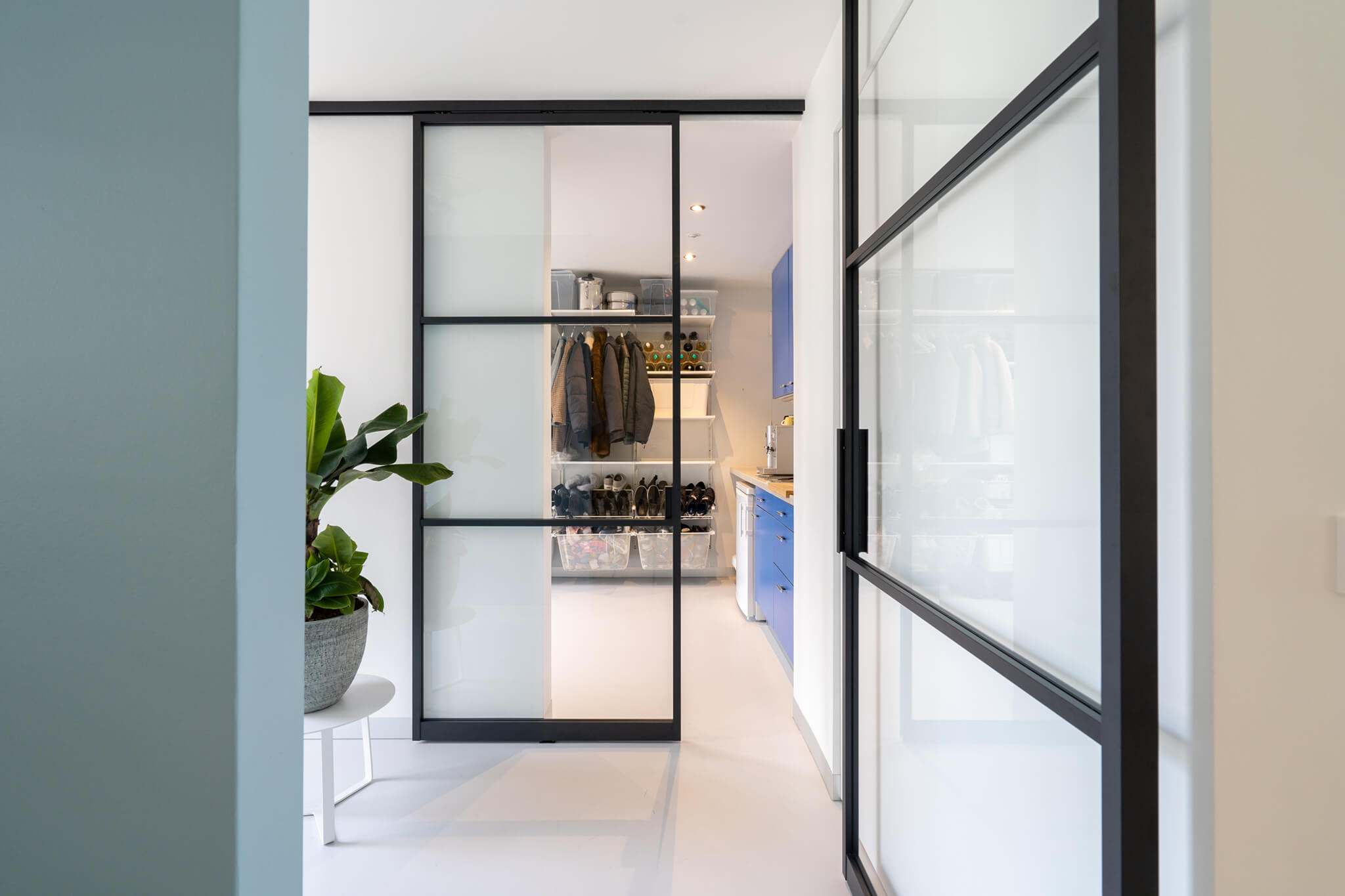 zwarte schuif deur met glas gewoongers