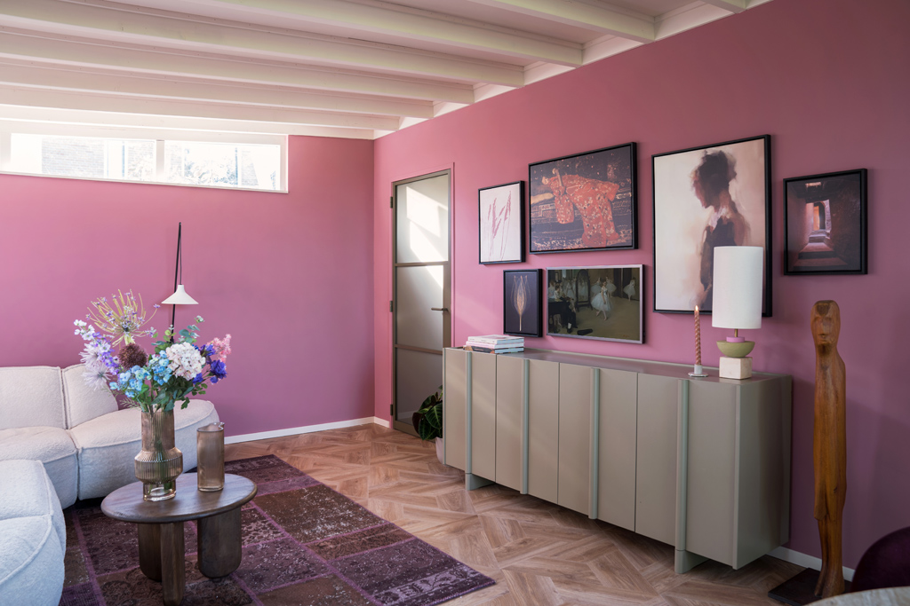 tiny house met maximalistisch interieur stijl en bronzen deur van GewoonGers