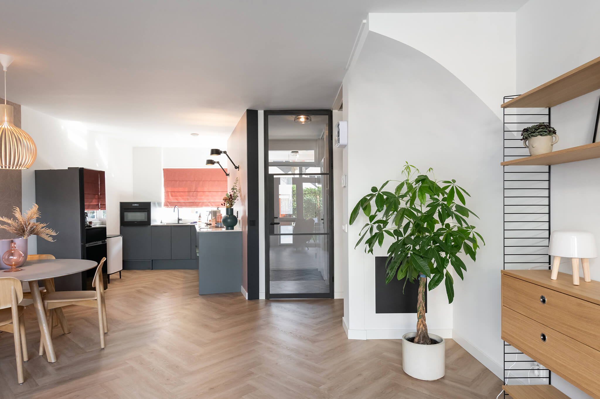 zwarte deur met rookglas