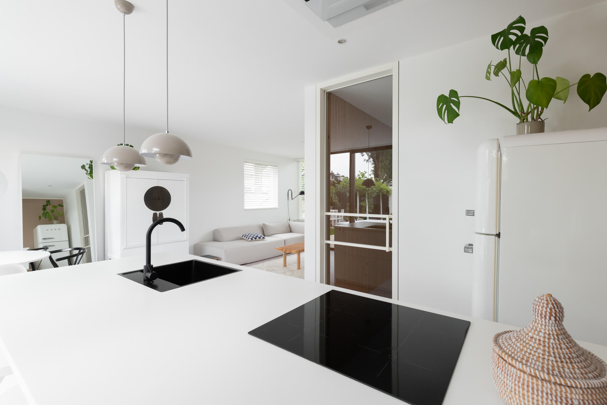 Witte opdekdeur met glas tot plafond van GewoonGers