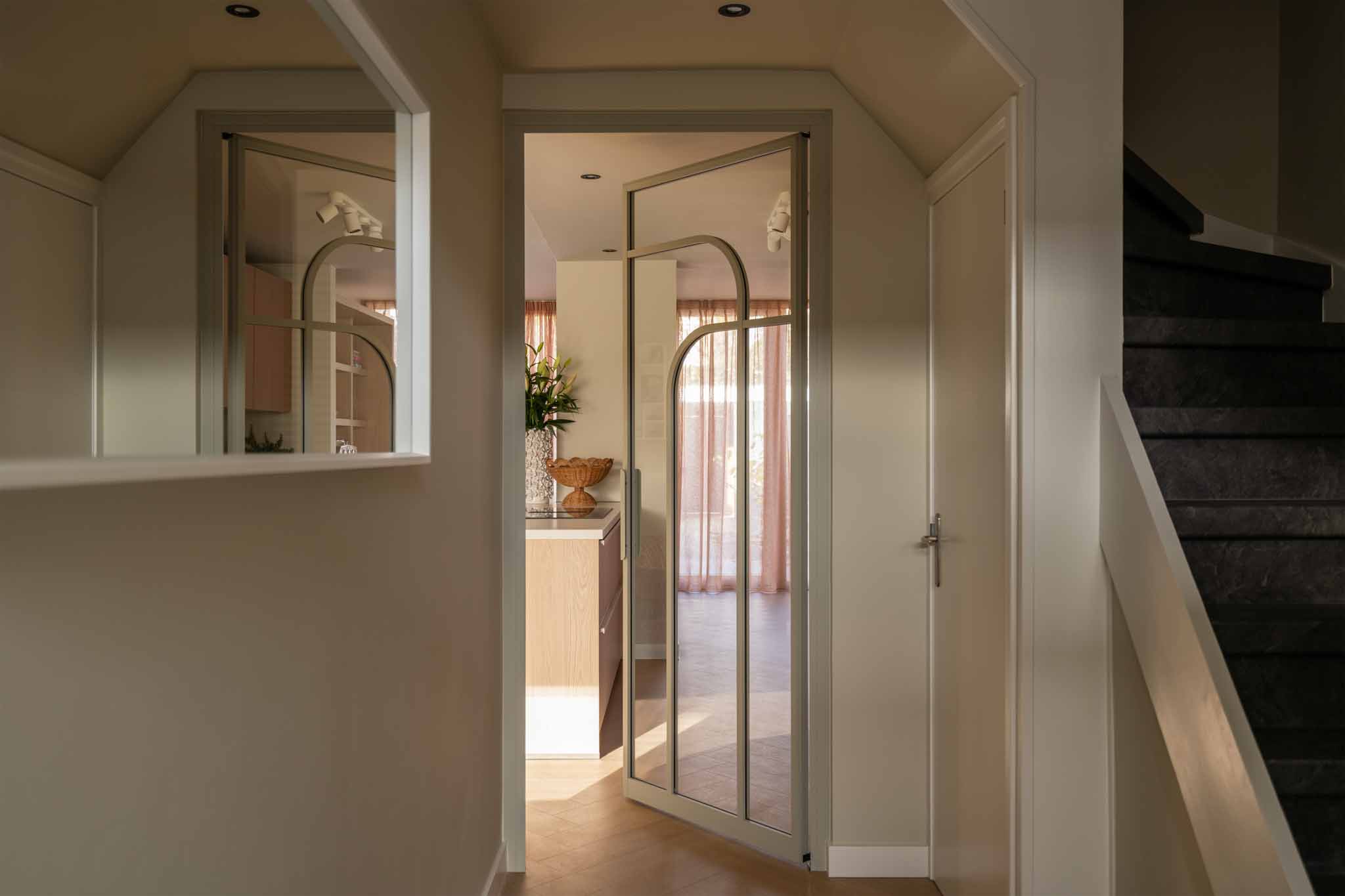 Ronde scharnierdeur met kozijn op maat binnendeuren rond van GewoonGers