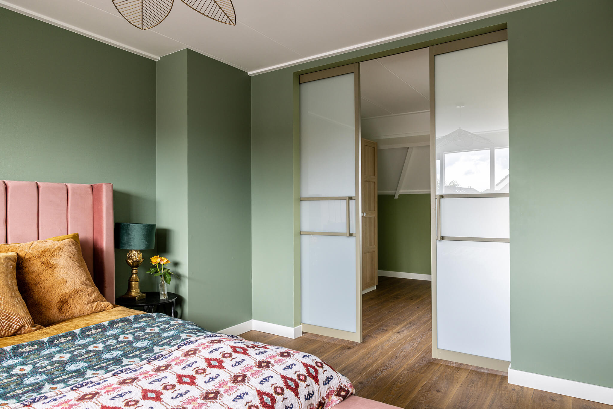 Maximalistische slaapkamer met melkglas schuifdeuren