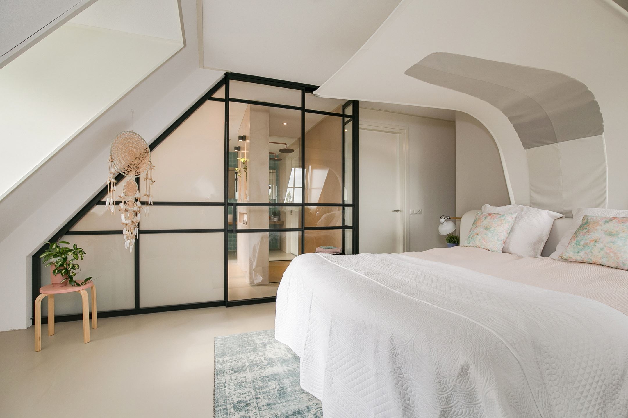 GewoonGers roomdivider onder een schuin dak