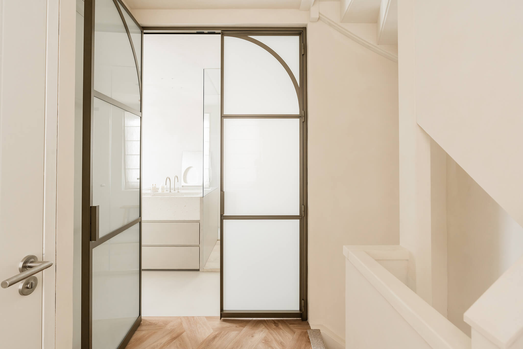 Badkamerdeur met matglas bronzen deur melkglas stalen deur badkamer