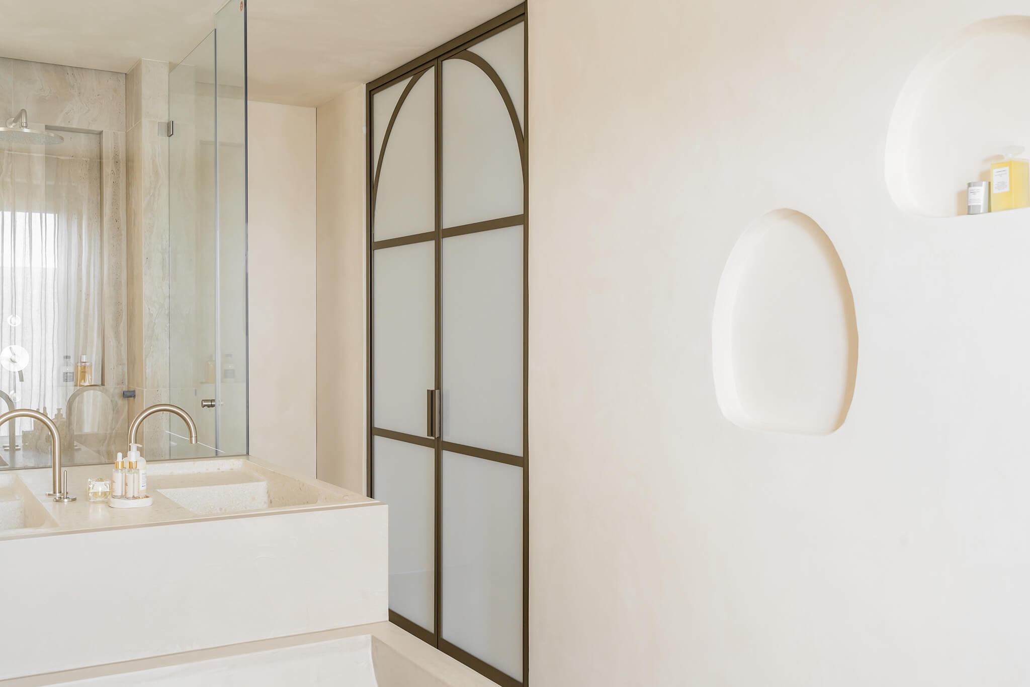 Melkglas in de badkamer voor op maat gemaakte deuren