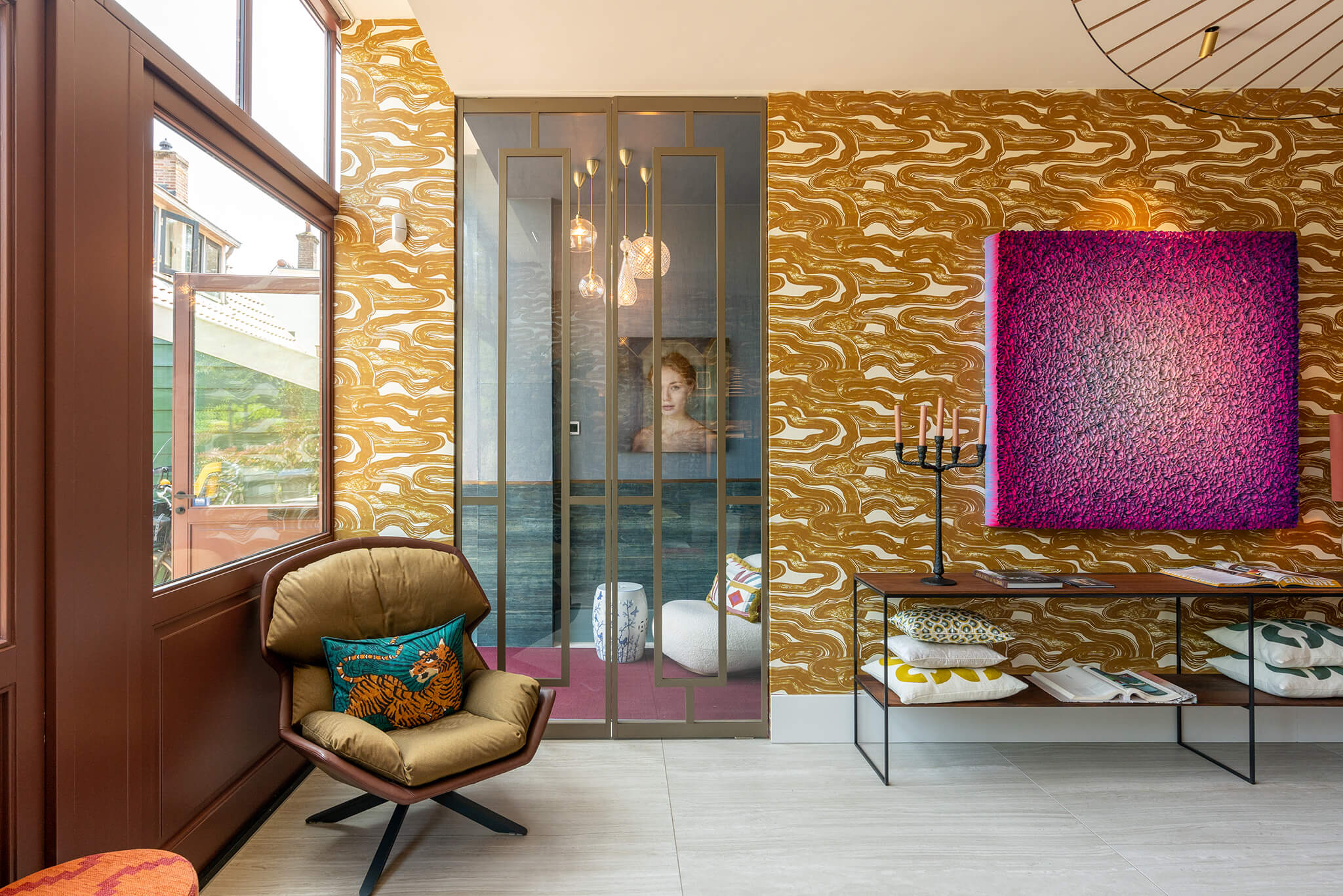 Gewoon Gers gouden taatsdeur in maximalistische interieur stijl