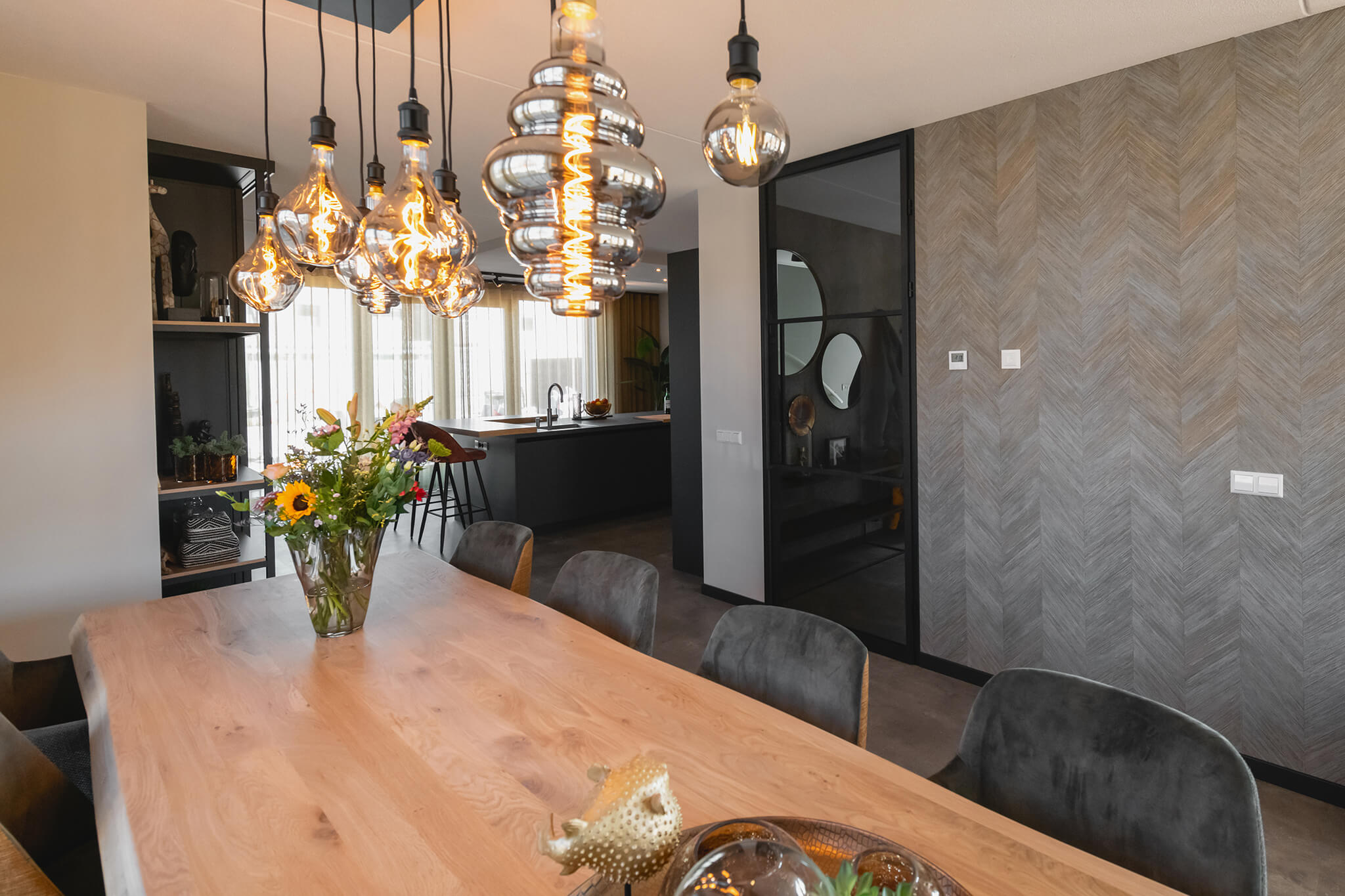 industrieel interieur met stalen deur en sfeerverlichting