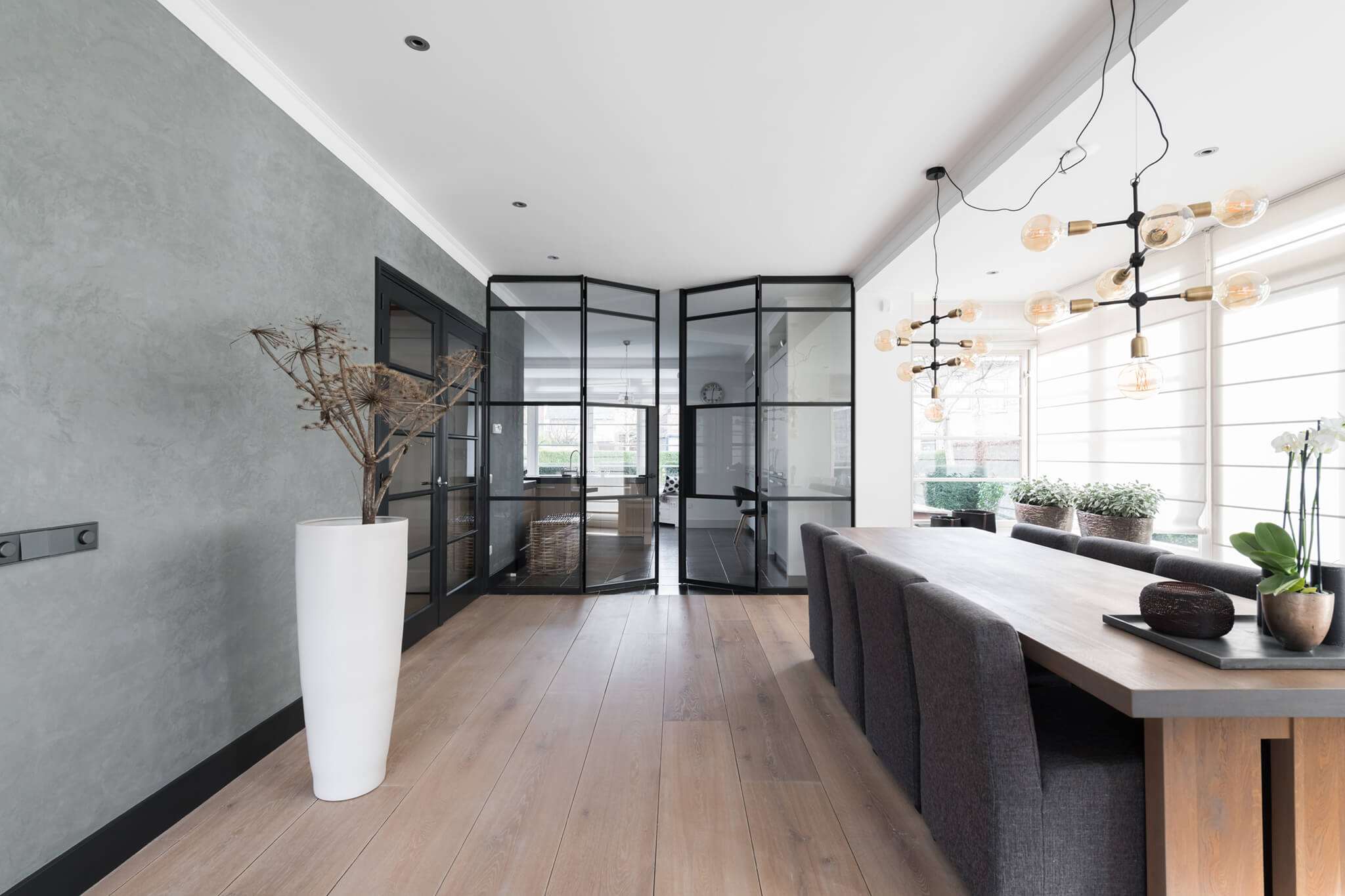 Een gewoon gers room divider in de woonkamer