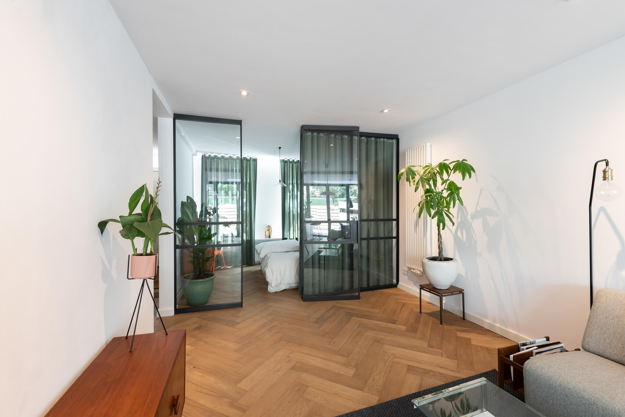 Gewoongers glazen room divider in de slaapkamer met gordijn voor privacy