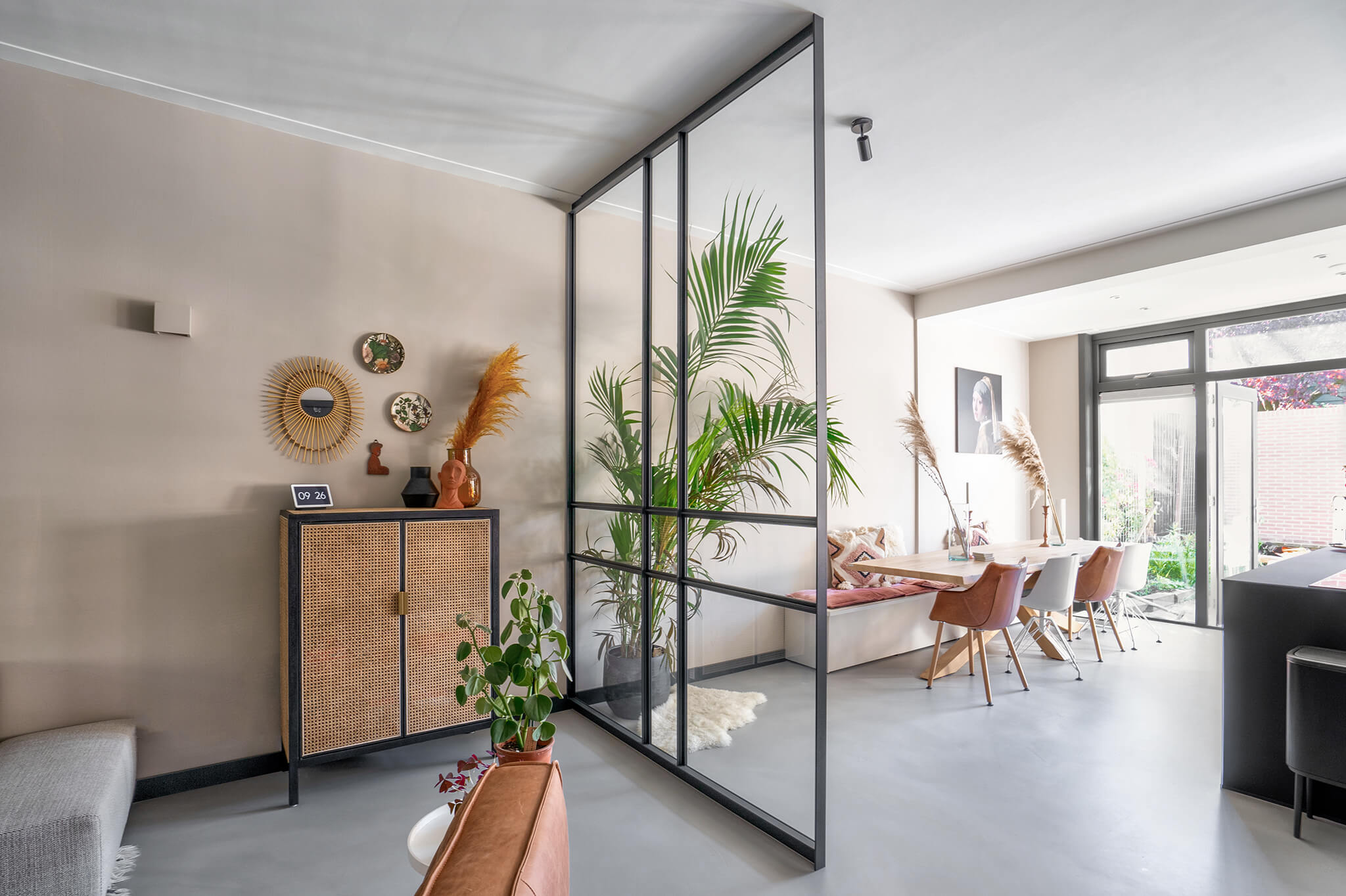 roomdivider GewoonGers stalen wand glaswand in boho chique interieur