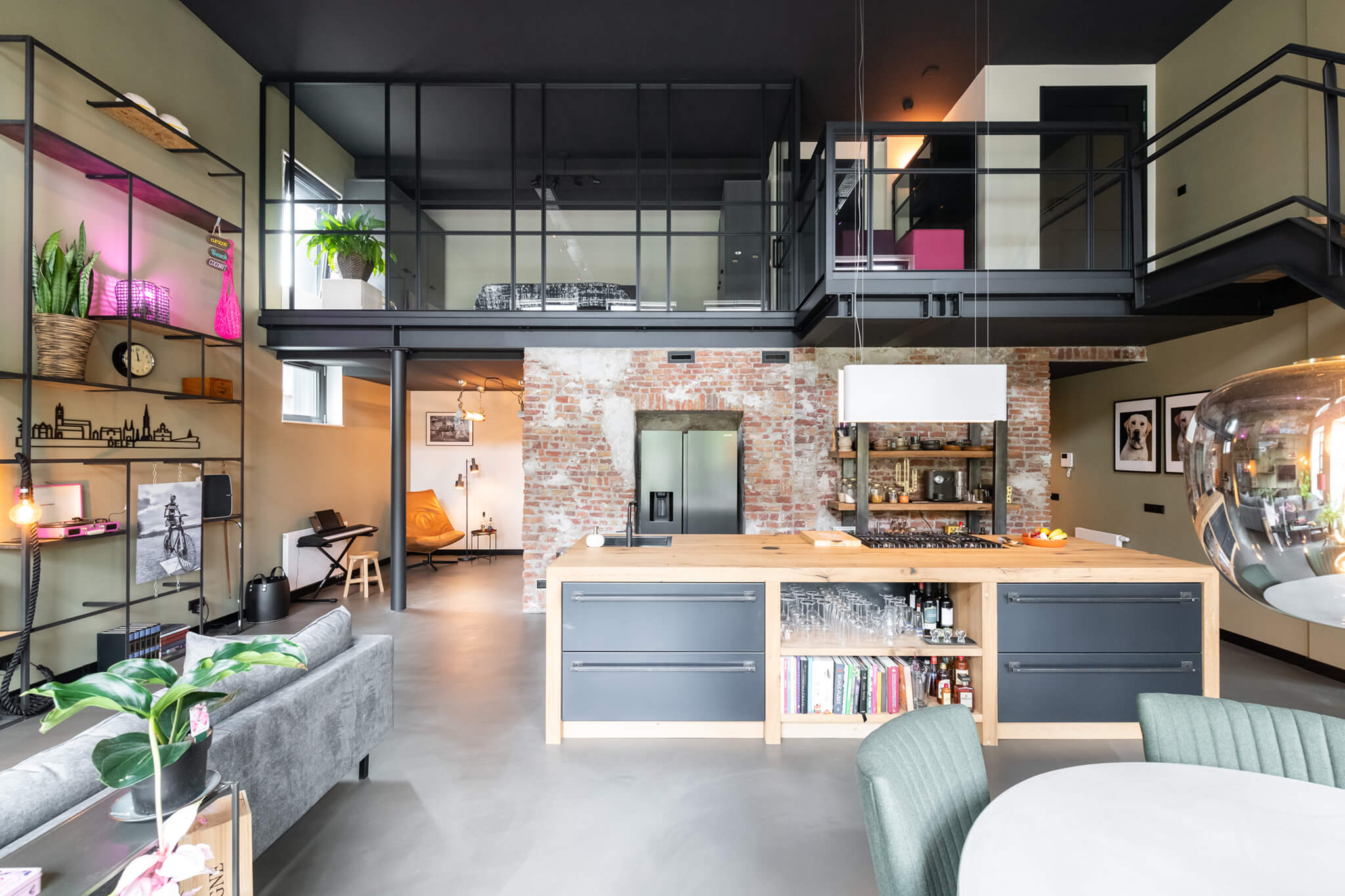 Loft met industriële inrichting, industrieel interieur vide met glazen wand