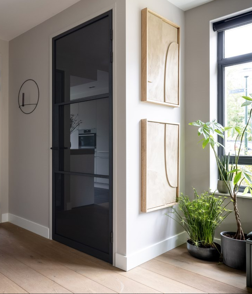 Stalen deur met rookglas voor de trap trapkast gewoon gers