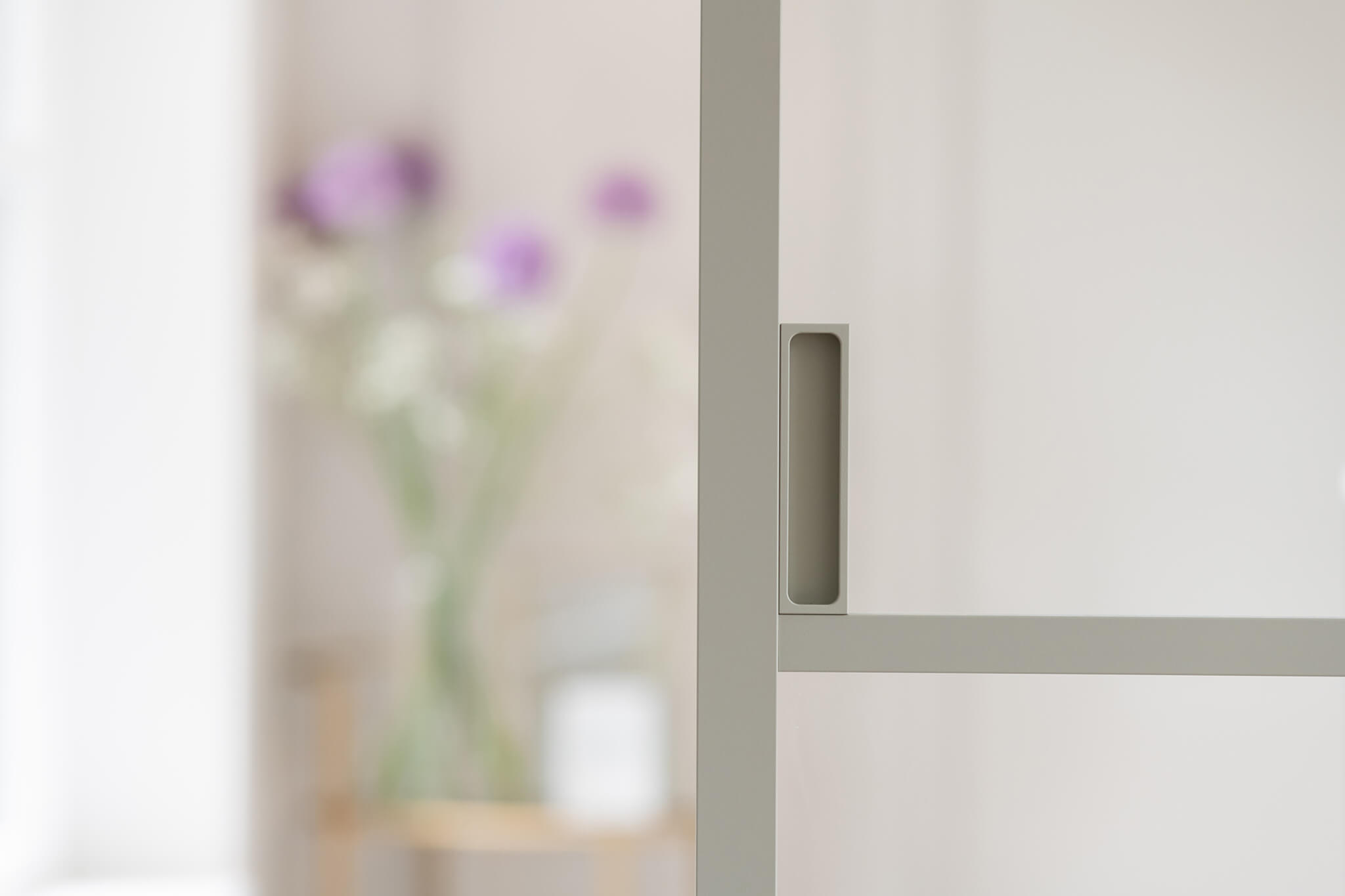 Minimalistisch handvat voor schuifdeur met glas van GewoonGers