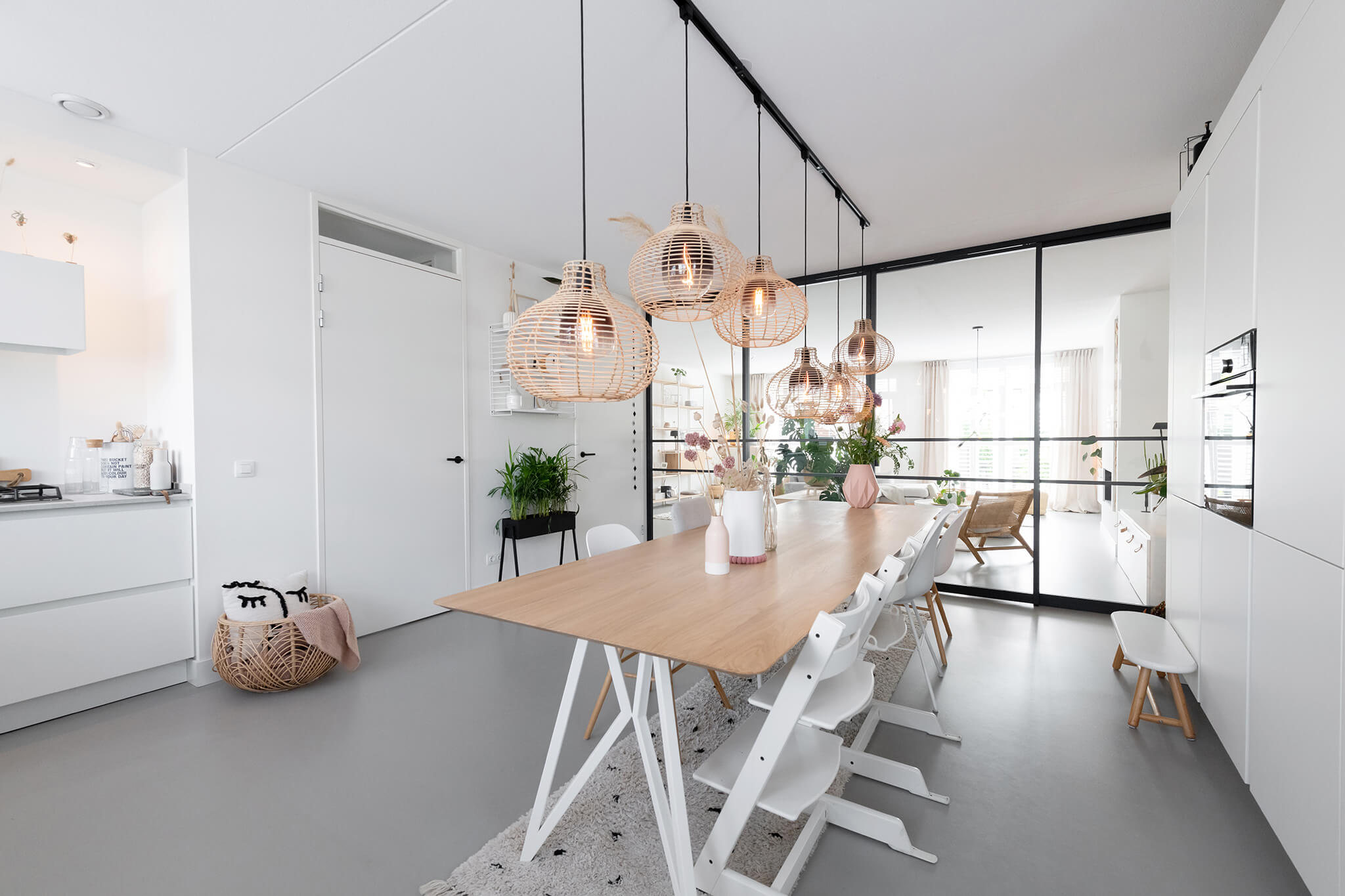 Witte keuken met zwarte roomdivider voor contrast - GewoonGers