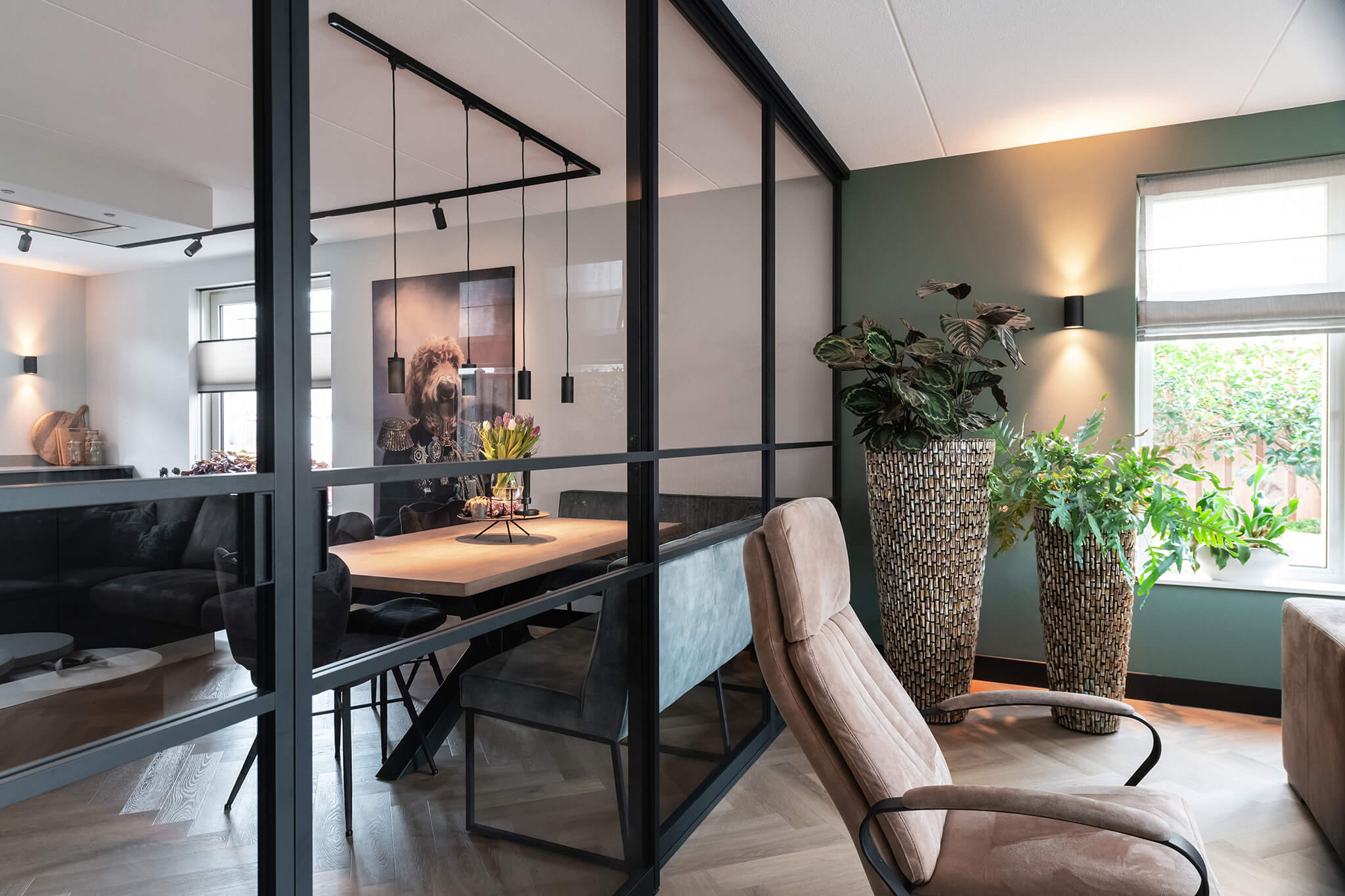 roomdivider met schuifdeuren voor industrieel interieur van GewoonGers