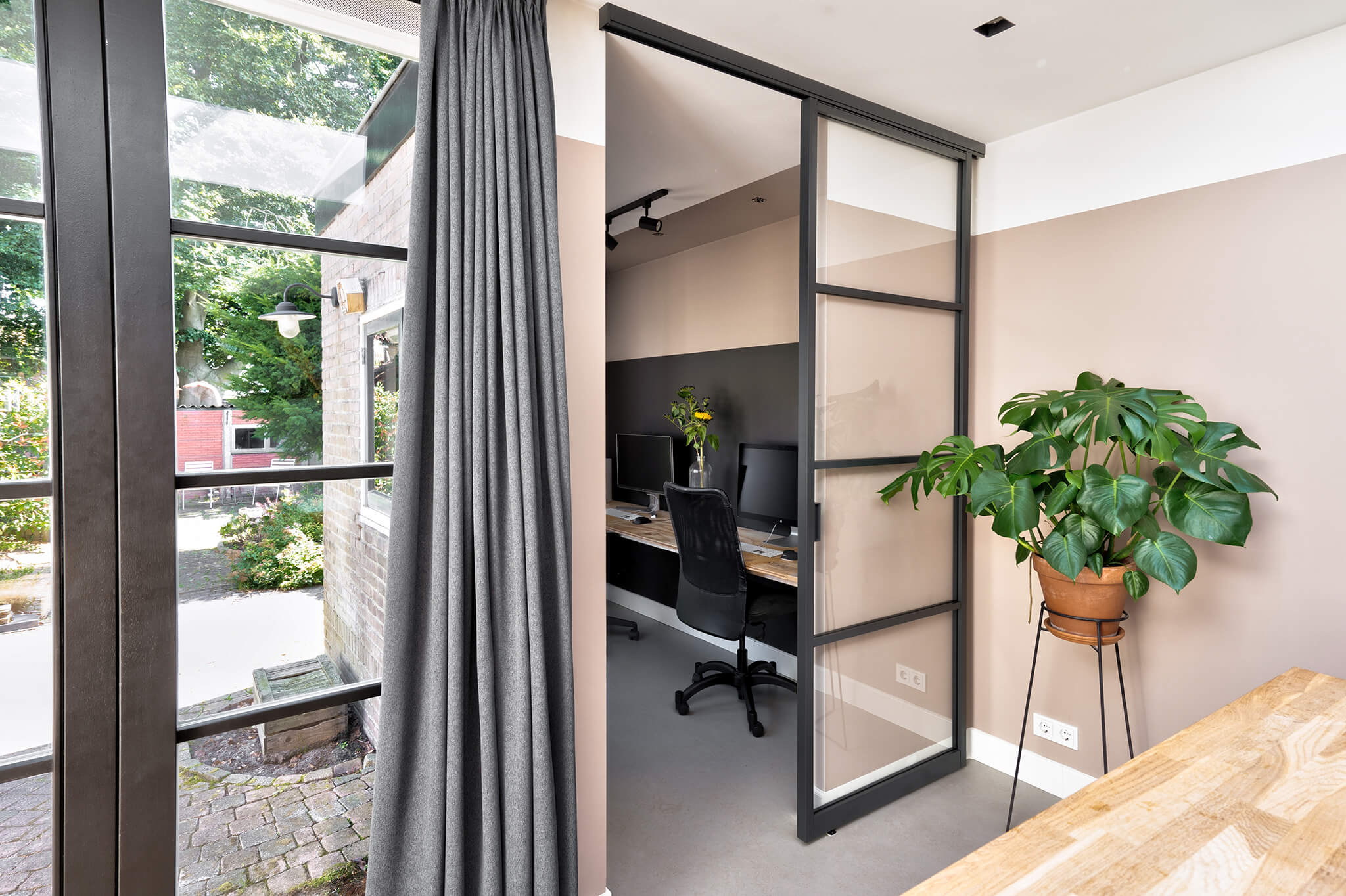 thuiswerkplek met ruimtebesparende schuifdeur van GewoonGers
