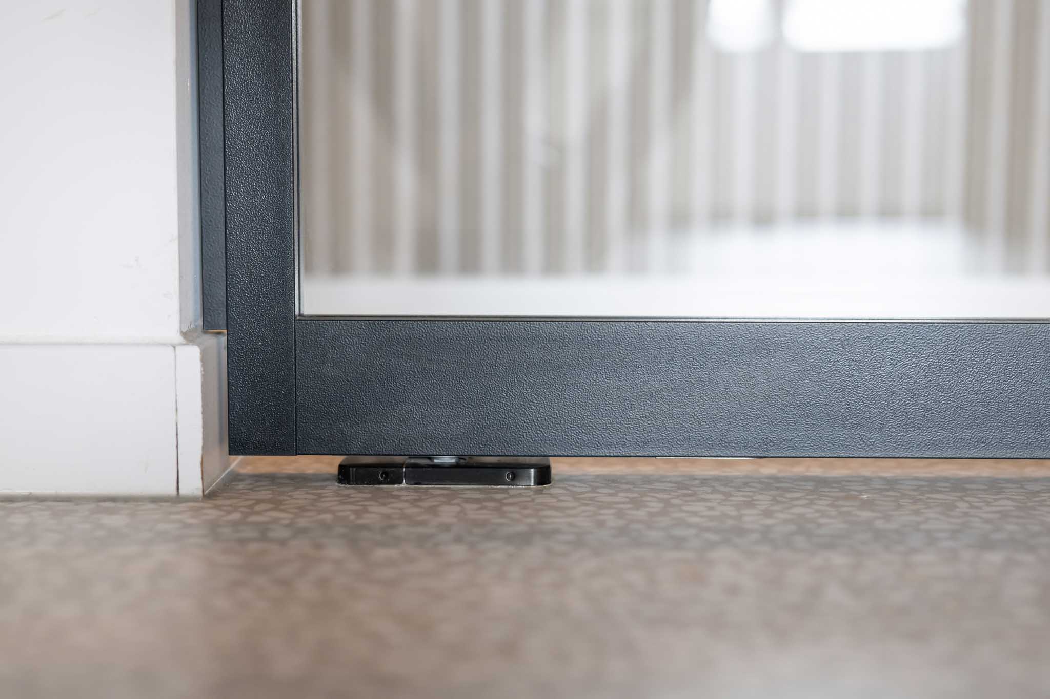 Plintprofiel bij taatsdeuren van GewoonGers stelprofiel voor plinten