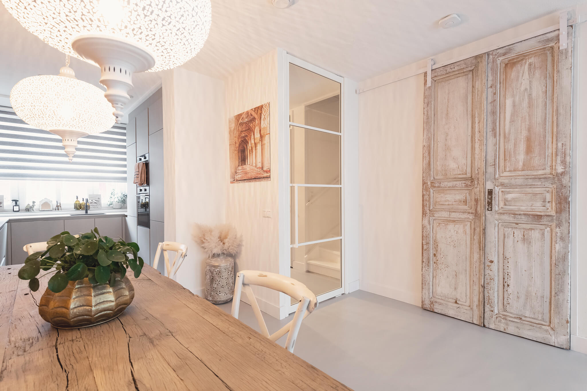 Bohemian woonkamer inrichten met witte stalen deur