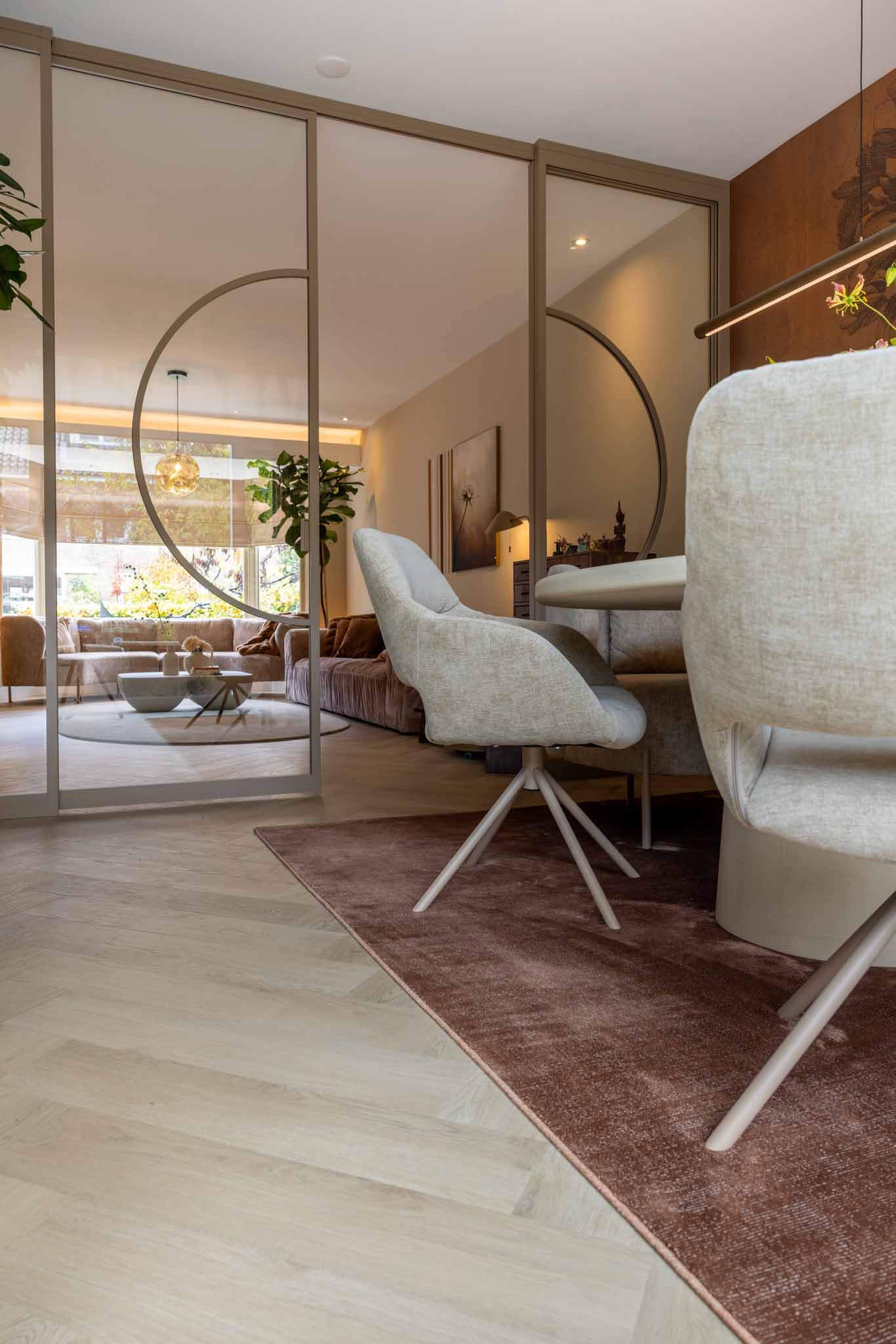 Ronde schuifdeuren als roomdivider van GewoonGers gezien bij vtwonen