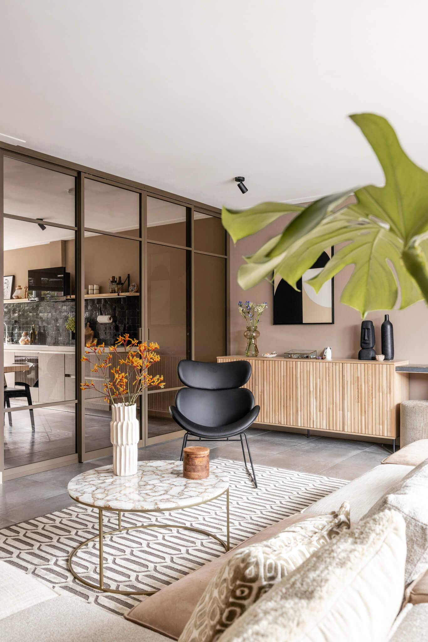 woontrend: woonkamer met bronzen deuren van GewoonGers