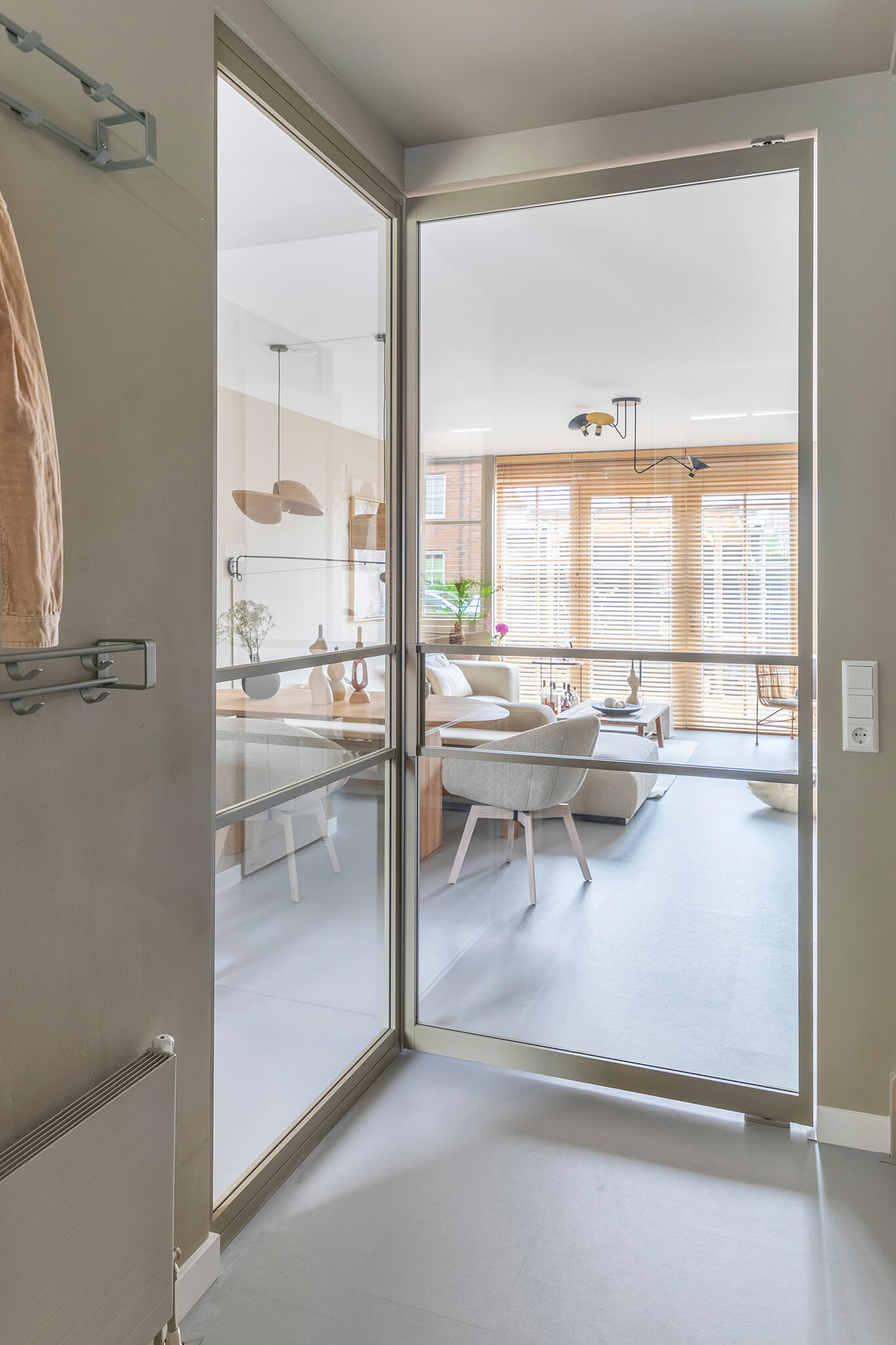 olijfgroene taats deur met glas Gewoon Gers VT Wonen