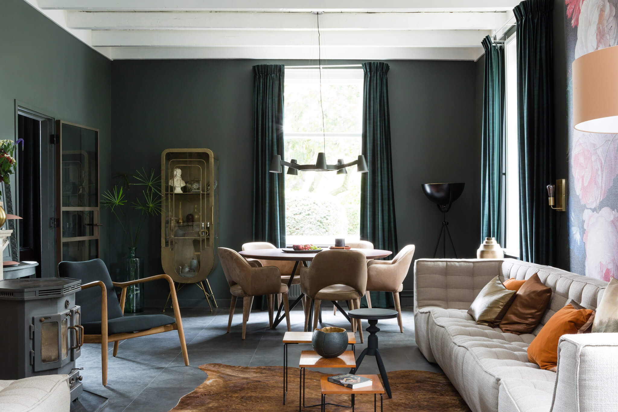 Maximalistisch interieur met bronzen deur van GewoonGers