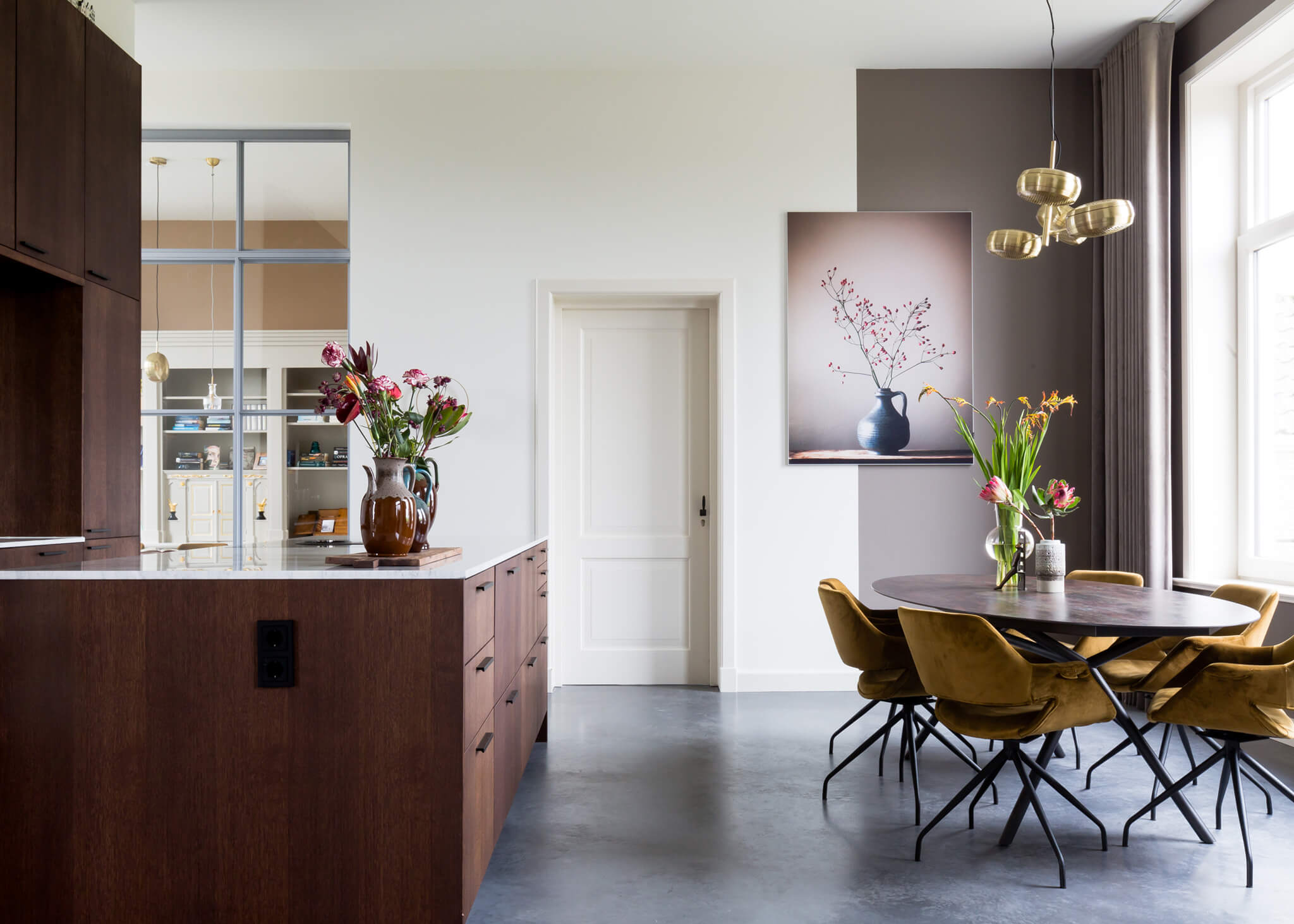 Een modern klassiek interieur met stalen pui in lichtgrijze tint