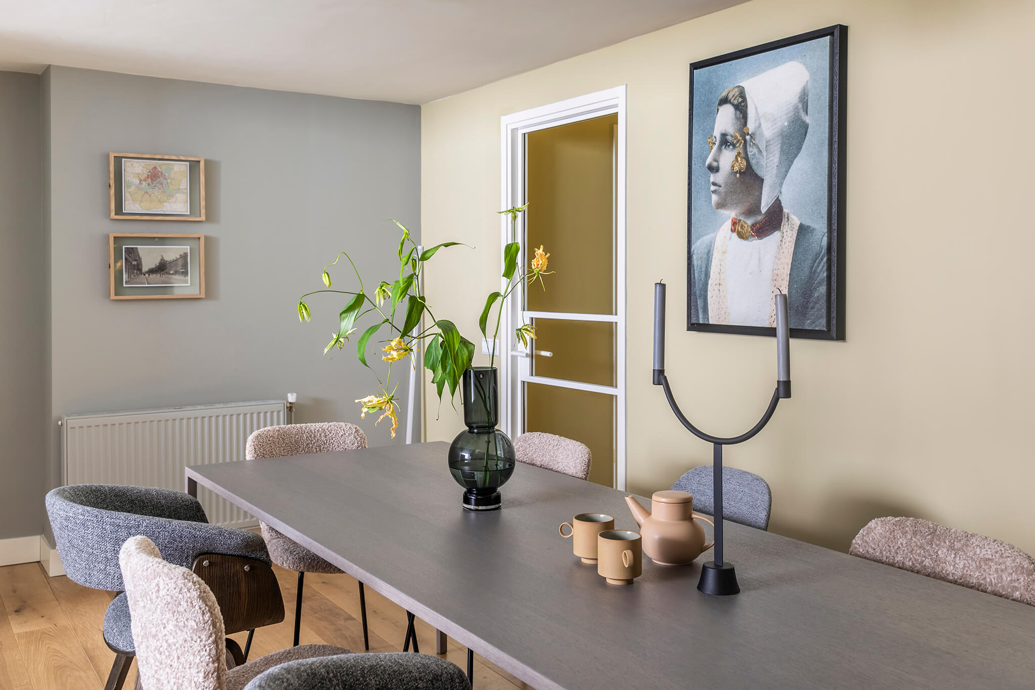 interieur met witte stalen look deur van GewoonGers
