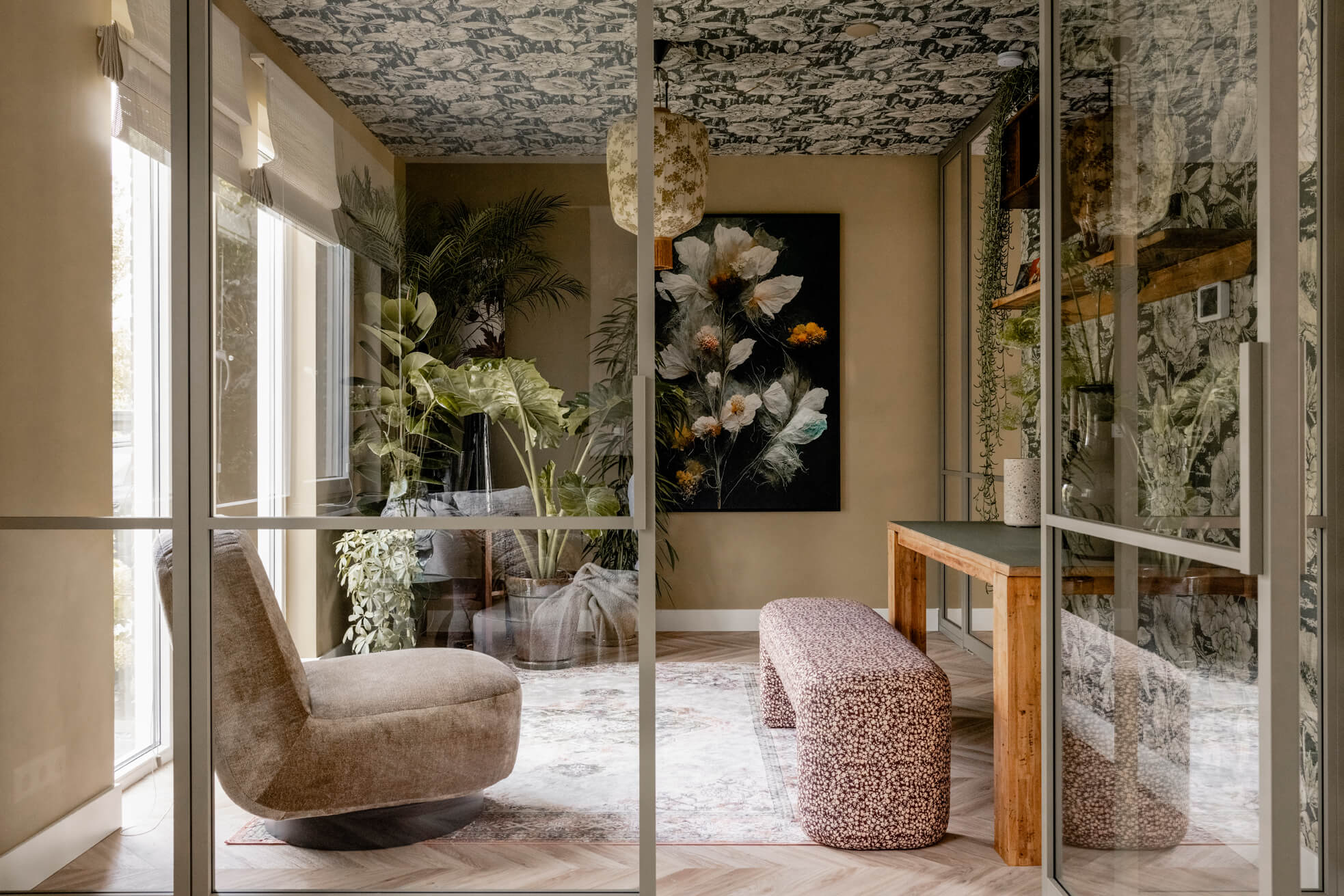 Maximalistisch interieur met geklerude stalen deur van GewoonGers