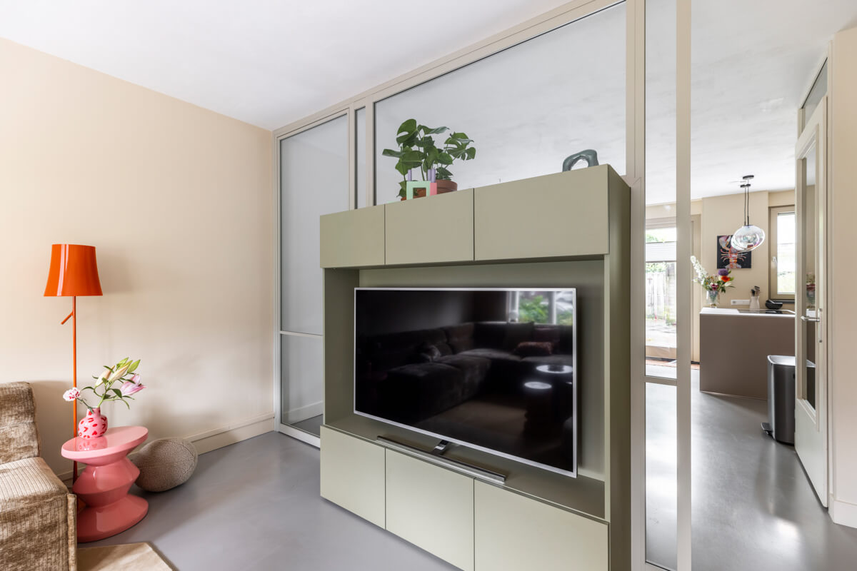 Gekleurde stalen deuren voor Eclectisch interieur